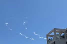 Vệt khói trên bầu trời thành phố Modiin, Israel sau khi hệ thống phòng không nước này đánh chặn tên lửa từ Yemen, ngày 27/3/2025. (Ảnh: THX/TTXVN)