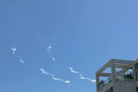 Vệt khói trên bầu trời thành phố Modiin, Israel sau khi hệ thống phòng không nước này đánh chặn tên lửa từ Yemen, ngày 27/3/2025. (Ảnh: THX/TTXVN)