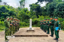 Lực lượng Bộ đội Biên phòng Quảng Trị và Bộ Chỉ huy Quân sự tỉnh Savannakhet (Lào) phối hợp tuần tra song phương. (Ảnh: TTXVN phát)
