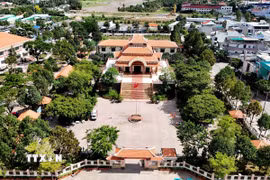 Khu lưu niệm Luật sư Nguyễn Hữu Thọ có tổng diện tích 10.000m2, có kiến trúc đền độc đáo, mang đậm bản sắc văn hóa phương Nam. (Ảnh: Hồng Đạt/TTXVN)