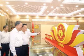 Tổng Bí thư Tô Lâm thăm Phòng truyền thống của Ban Tuyên giáo và Dân vận Trung ương. (Ảnh: Thống Nhất/TTXVN)