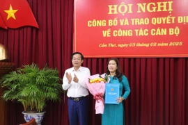 Ông Đỗ Thanh Bình, Ủy viên Trung ương Đảng, Bí thư Thành ủy Cần Thơ trao quyết định của Thủ tướng Chính phủ cho bà Nguyễn Thị Ngọc Điệp. (Ảnh: Ngọc Thiện/TTXVN)