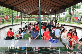 Đông đảo người dân, trong đó có nhiều trẻ em đến từ các địa phương, tập trung xếp hàng phía phố Ngọc Hà để vào Lăng viếng Bác. (Ảnh: Hoàng Hiếu/TTXVN)