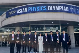 Từ trái qua phải: PGS.TS. Đặng Đức Vượng, Phó trưởng đoàn; em Tạ Ngọc Minh, em Phan Tuấn Dũng, em Nguyễn Nhật Minh, em Bùi Anh Tú, em Nguyễn Thị Bích Ngọc, em Vũ Nguyên Nguyên, em Mai Văn Khánh, em Lê Duy Khánh và GS.TS. Lục Huy Hoàng, Trưởng đoàn. (Nguồn: Bộ Giáo dục và Đào tạo)