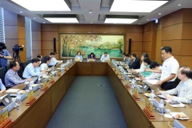 Đoàn đại biểu thành phố Hà Nội thảo luận tại tổ. (Ảnh: Phạm Kiên/TTXVN)