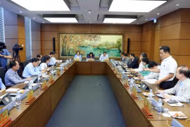 Đoàn đại biểu thành phố Hà Nội thảo luận tại tổ. (Ảnh: Phạm Kiên/TTXVN)