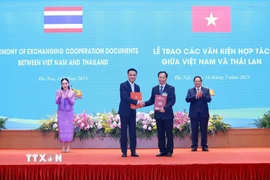 Thủ tướng Phạm Minh Chính và Thủ tướng Thái Lan Paetongtarn Shinawatra chứng kiến trao Biên bản ghi nhớ giữa Đại học Khon Kaen và Đại học FPT về hợp tác đào tạo nguồn nhân lực về công nghệ bán dẫn. (Ảnh: Dương Giang/TTXVN)