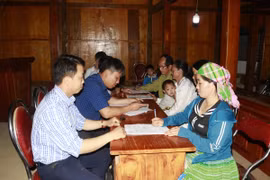 Từ 7 giờ sáng 24/4, nhân dân thôn Khe Lóng 3, xã Mỏ Vàng, huyện Văn Yên đến khu vực lấy ý kiến về Đề án sắp xếp đơn vị hành chính cấp tỉnh giữa Yên Bái và Lào Cai và Đề án sắp xếp đơn vị hành chính cấp xã trên địa bàn. (Ảnh: Đinh Thùy/TTXVN)