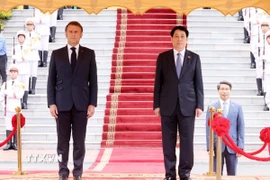 Chủ tịch nước Lương Cường và Tổng thống Pháp Emmanuel Macron nghe quân nhạc cử Quốc thiều hai nước. (Ảnh: Lâm Khánh/TTXVN)
