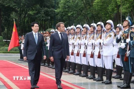 Chủ tịch nước Lương Cường và Tổng thống Pháp Emmanuel Macron duyệt Đội danh dự Quân đội Nhân dân Việt Nam. (Ảnh: Lâm Khánh/TTXVN)