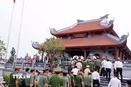 Các đại biểu tham quan tại Đền thờ anh hùng liệt sỹ Công an nhân dân Bùi Thị Cúc. (Ảnh: Đinh Văn Nhiều/TTXVN)