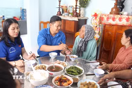 Ấm áp nghĩa tình những “Bữa cơm cùng Mẹ.” (Ảnh: Hồng Hiếu/TTXVN)