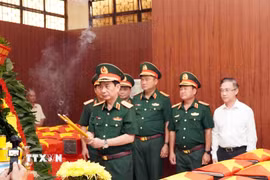 Đại tướng Phan Văn Giang dâng hương tại Nhà tưởng niệm quàn hài cốt các liệt sỹ mới tìm thấy tại công viên Lê Thị Riêng. (Ảnh: Xuân Khu/TTXVN)