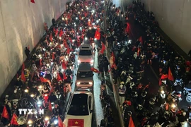 Khu vực hầm Kim Liên đông nghịt người ăn mừng chiến thắng của U23 Việt Nam. (Ảnh: Quốc Khánh/TTXVN)