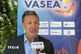 Ông Andrew Goledzinowski trả lời phỏng vấn của phóng viên TTXVN tại Australia. (Ảnh: Thanh Tú/TTXVN)