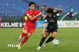 Nỗ lực đi bóng của Đình Bắc (số 7) U23 Việt Nam. (Nguồn AFC/TTXVN)