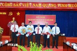 Đại tá Huỳnh Tấn Hạnh, Giám đốc Công an tỉnh Ninh Thuận, tặng hoa, động viên các cán bộ tự nguyện nghỉ trước hạn tuổi. (Ảnh: Công Thử/TTXVN)