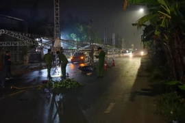 Lực lượng chức năng tiến hành khám nghiệm hiện trường, điều tra nguyên nhân vụ tai nạn. (Nguồn: Công an tỉnh Phú Thọ)