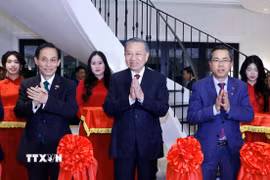 Tổng Bí thư, Chủ tịch nước Tô Lâm và các đại biểu thực hiện nghi thức cắt băng khánh thành Nhà Việt Nam tại Australia. (Ảnh: Thống Nhất/TTXVN)