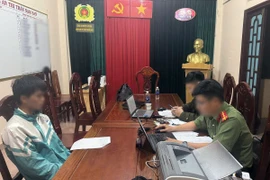 Thí sinh N.P.T.S (sinh năm 2007, trú tại huyện Lâm Hà) là người sử dụng thiết bị công nghệ cao để chuyển đề thi ra ngoài, làm việc với cơ quan công an. (Ảnh: TTXVN phát)