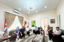 Đoàn làm phim làm việc với Đại sứ quán Cuba tại Việt Nam. (Ảnh: Đài Truyền hình Việt Nam cung cấp)