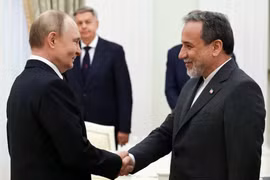 Tổng thống Nga Vladimir Putin và Ngoại trưởng Iran Abbas Araghchi trong cuộc gặp tại Điện Kremlin vào ngày 23/6. (Nguồn: Reuters)
