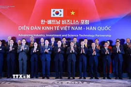 Thủ tướng Lê Minh Hưng và Tổng thống Hàn Quốc Lee Jae Myung cùng các đại biểu dự Diễn đàn kinh tế Việt Nam-Hàn Quốc. (Ảnh: Dương Giang/TTXVN)
