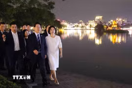 Tổng thống Hàn Quốc Lee Jae Myung và Phu nhân Kim Hae Kyung đã có những phút giây thư giãn bên hồ Hoàn Kiếm. (Ảnh: Phạm Kiên/TTXVN)