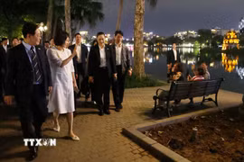 Tổng thống Hàn Quốc Lee Jae Myung và Phu nhân Kim Hae Kyung đã có những phút giây thư giãn bên hồ Hoàn Kiếm. (Ảnh: Phạm Kiên/TTXVN)