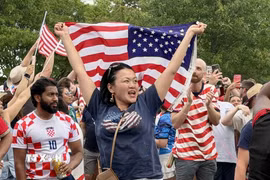 Cổ động viên Mỹ tại FIFA Fan Festival tại Lemon Hill (Philadelphia) ăn mừng chiến thắng 2-0 trước Australia. (Ảnh: Ngọc Quang/TTXVN)