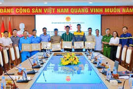 Ủy ban Nhân dân phường Buôn Ma Thuột, tỉnh Đắk Lắk khen thưởng đột xuất 10 tập thể, cá nhân dũng cảm hỗ trợ chữa cháy khống chế đám cháy lớn xảy ra trên địa bàn vào tối 19/6/2026. (Ảnh: TTXVN phát)