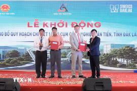 Ủy ban Nhân dân tỉnh trao Quyết định thành lập Cụm công nghiệp Tân Tiến cho chủ đầu tư Dự án. (Ảnh: Ngọc Minh/TTXVN)