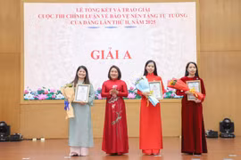 Trưởng Ban Tuyên giáo và Dân vận Thành ủy Huỳnh Thị Thùy Dung (thứ 2, trái sang) trao Giải A cho các tác giả. (Nguồn: Báo Đà Nẵng)