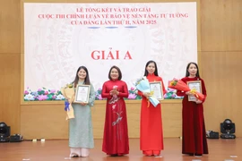 Trưởng Ban Tuyên giáo và Dân vận Thành ủy Huỳnh Thị Thùy Dung (thứ 2, trái sang) trao Giải A cho các tác giả. (Nguồn: Báo Đà Nẵng)