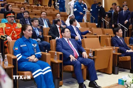 Thủ tướng Phạm Minh Chính và lãnh đạo Tổ hợp lọc hóa dầu Al-Zour. (Ảnh: Dương Giang/TTXVN)