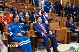 Thủ tướng Phạm Minh Chính và lãnh đạo Tổ hợp lọc hóa dầu Al-Zour. (Ảnh: Dương Giang/TTXVN)