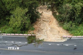 Đoạn sạt lở trên đèo Prenn gần khu vực cầu Đatanla xảy ra sáng 17/11. (Ảnh: Nguyễn Dũng/TTXVN)