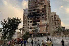Tòa nhà tại Tehran, Iran bị hư hại sau cuộc tấn công của Israel. (Ảnh: AA/TTXVN)
