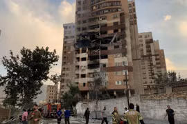 Tòa nhà tại Tehran, Iran bị hư hại sau cuộc tấn công của Israel. (Ảnh: AA/TTXVN)