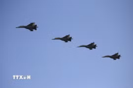 Trong quá trình tập luyện, Su-30MK2 bay thành 2 biên đội gồm 3 và 4 chiếc. (Ảnh: Lê Xuân/TTXVN)