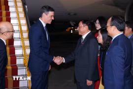 Bộ trưởng Bộ Văn hóa, Thể thao và Du lịch Nguyễn Văn Hùng đón Thủ tướng Tây Ban Nha Pedro Sánchez tại Sân bay Quốc tế Nội Bài, Hà Nội. (Ảnh: Phạm Kiên/TTXVN)