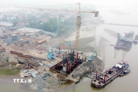 Tổng Công ty Xây dựng Trường Sơn huy động tối đa nhân lực, máy móc thi công nhằm đặt mục tiêu rút ngắn tiến độ cầu Phong Châu mới. (Ảnh: Tạ Toàn/TTXVN)