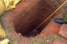 Hố sâu khoảng 1,6 m được nhóm người Trung Quốc xâm hại tại lăng mộ vua Lê Túc Tông. (Nguồn: Công an tỉnh Thanh Hóa)