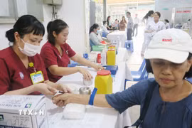 Khám sức khỏe miễn phí cho người dân tại Trạm Y tế phường Chợ Lớn. (Ảnh: Đinh Hằng/TTXVN)