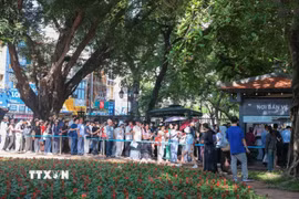 Nhiều thí sinh, phụ huynh và du khách đến Khu di tích quốc gia đặc biệt Văn Miếu-Quốc Tử Giám từ sáng sớm 24/5. (Ảnh: Hoàng Hiếu/TTXVN)