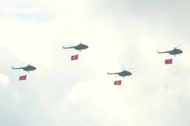 Xem trực thăng kéo cờ, tiêm kích nhào lộn ở trung tâm Thành phố Hồ Chí Minh