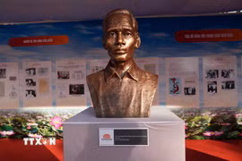 Các tác phẩm điêu khắc về Chủ tịch Hồ Chí Minh chạm khắc tinh xảo, sắc nét được trưng bày tại Quảng trường Hồ Chí Minh. (Ảnh: Bích Huệ/TTXVN)