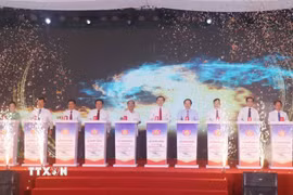 Ông Đoàn Minh Huấn, Ủy viên Bộ Chính trị, Giám đốc Học viện Chính trị Quốc gia Hồ Chí Minh cùng các đại biểu phát lệnh khởi công dự án. (Ảnh: Trịnh Duy Hưng/TTXVN)