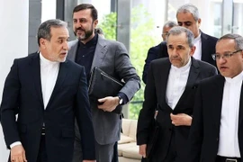 Phái đoàn của Iran, do Ngoại trưởng Abbas Araqchi (trái) dẫn đầu, tới vòng đàm phán thứ 5 với phái đoàn Mỹ tại Đại sứ quán Oman ở Rome, Italy ngày 23/5/2025. (Ảnh: IRNA/TTXVN)