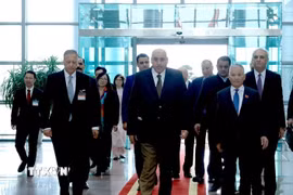 Chủ tịch Hạ viện Jordan Mazen Turki El Qadi đến Hà Nội, bắt đầu thăm chính thức Việt Nam. (Ảnh: Tuấn Anh/TTXVN)